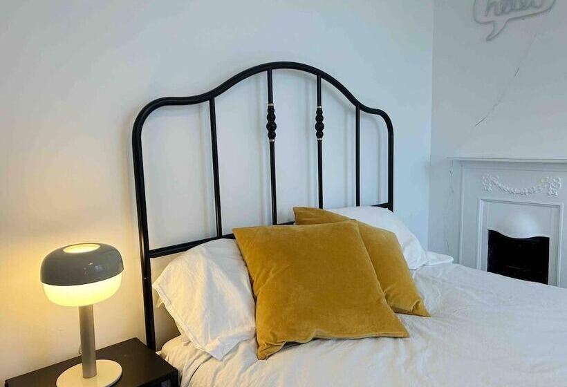 Резиденция Cool 2 Bed House Hornchurch, Arcade Games, Parking