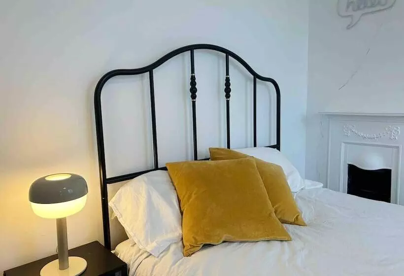 Residenssi Cool 2 Bed House Hornchurch, Arcade Games, Parking