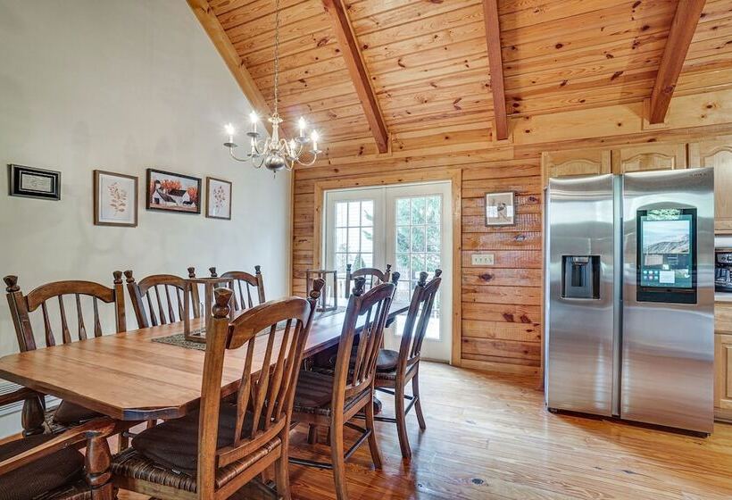 Spacious Log Cabin In Helen W/ Deck & Pool Access!