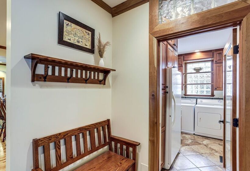 Warm & Cozy Mansfield Home: Deck, Gas Fire Table!