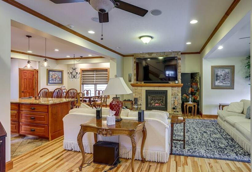 Warm & Cozy Mansfield Home: Deck, Gas Fire Table!