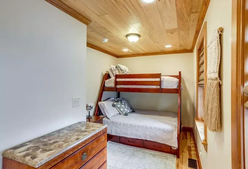 Warm & Cozy Mansfield Home: Deck, Gas Fire Table!