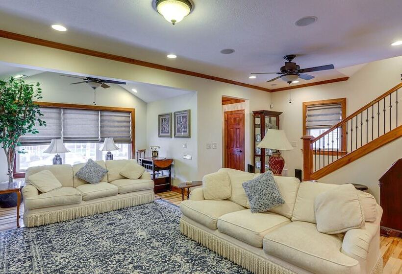 Warm & Cozy Mansfield Home: Deck, Gas Fire Table!