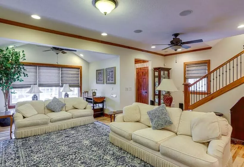Warm & Cozy Mansfield Home: Deck, Gas Fire Table!