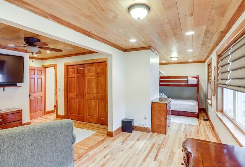 Warm & Cozy Mansfield Home: Deck, Gas Fire Table!