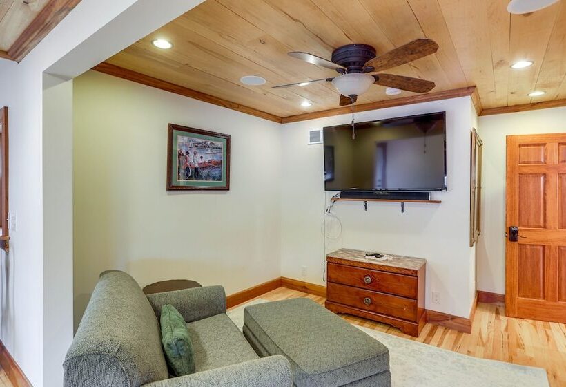 Warm & Cozy Mansfield Home: Deck, Gas Fire Table!