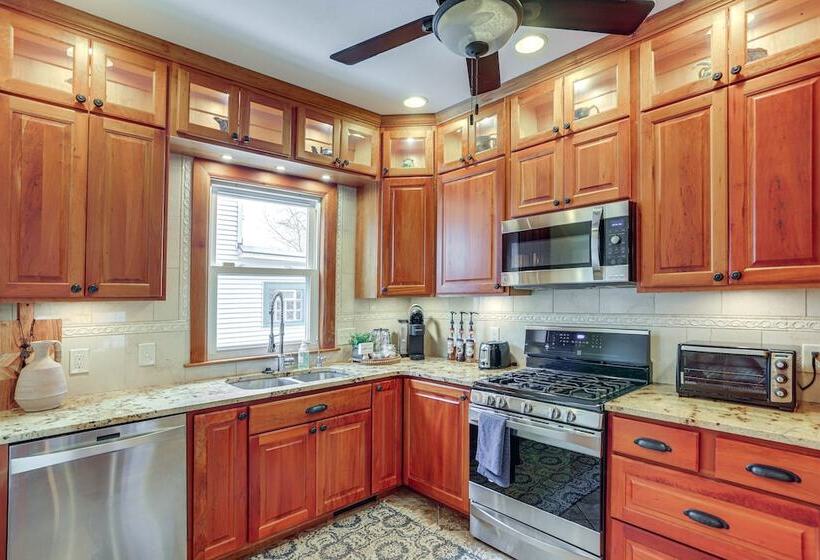 Warm & Cozy Mansfield Home: Deck, Gas Fire Table!