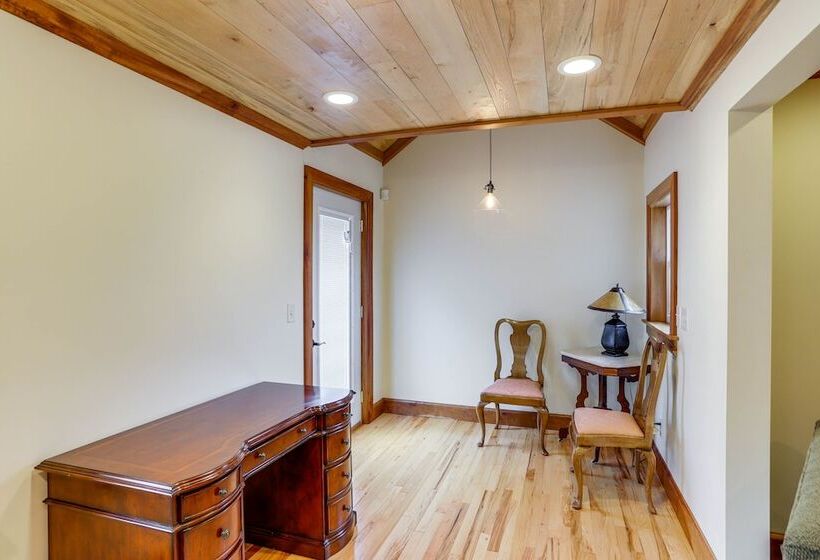 Warm & Cozy Mansfield Home: Deck, Gas Fire Table!