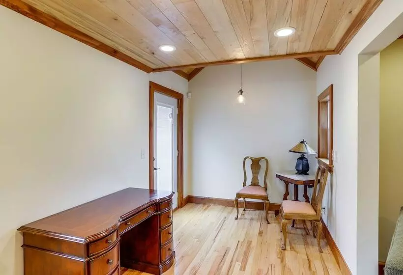 Warm & Cozy Mansfield Home: Deck, Gas Fire Table!