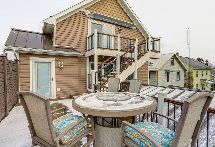 Warm & Cozy Mansfield Home: Deck, Gas Fire Table!