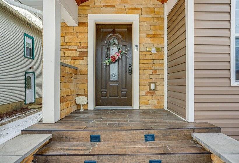Warm & Cozy Mansfield Home: Deck, Gas Fire Table!
