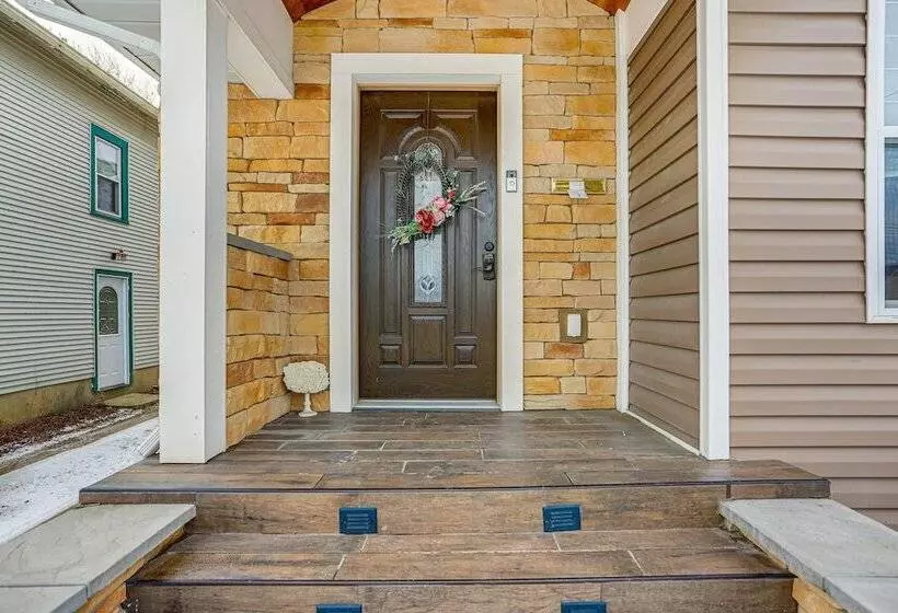 Warm & Cozy Mansfield Home: Deck, Gas Fire Table!
