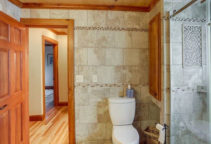 Warm & Cozy Mansfield Home: Deck, Gas Fire Table!