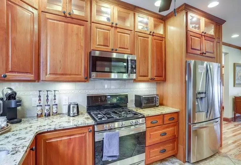 Warm & Cozy Mansfield Home: Deck, Gas Fire Table!