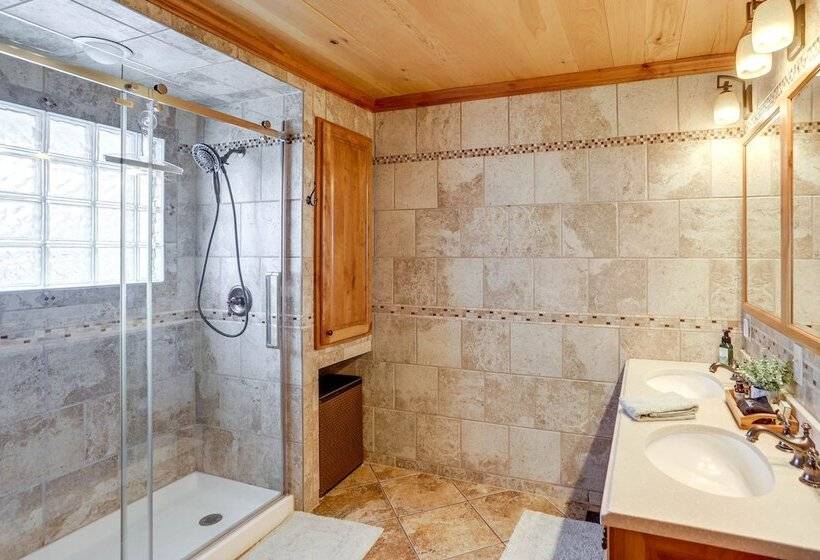 Warm & Cozy Mansfield Home: Deck, Gas Fire Table!