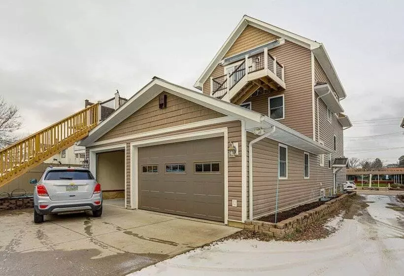 Warm & Cozy Mansfield Home: Deck, Gas Fire Table!