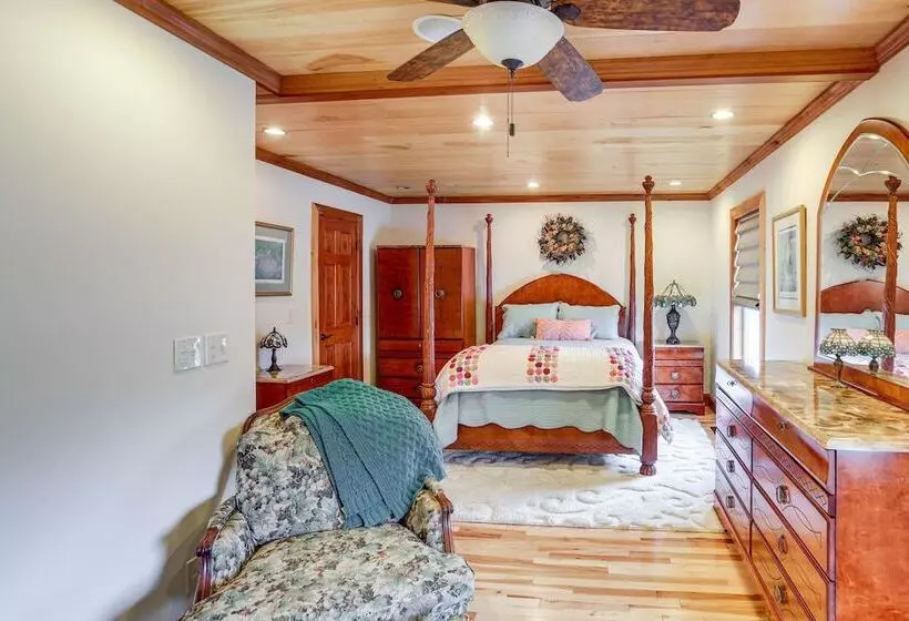Warm & Cozy Mansfield Home: Deck, Gas Fire Table!