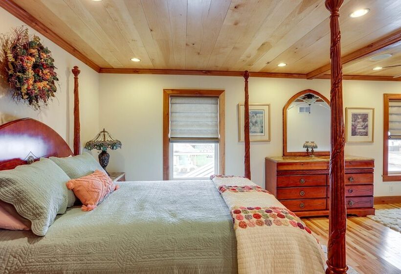 Warm & Cozy Mansfield Home: Deck, Gas Fire Table!