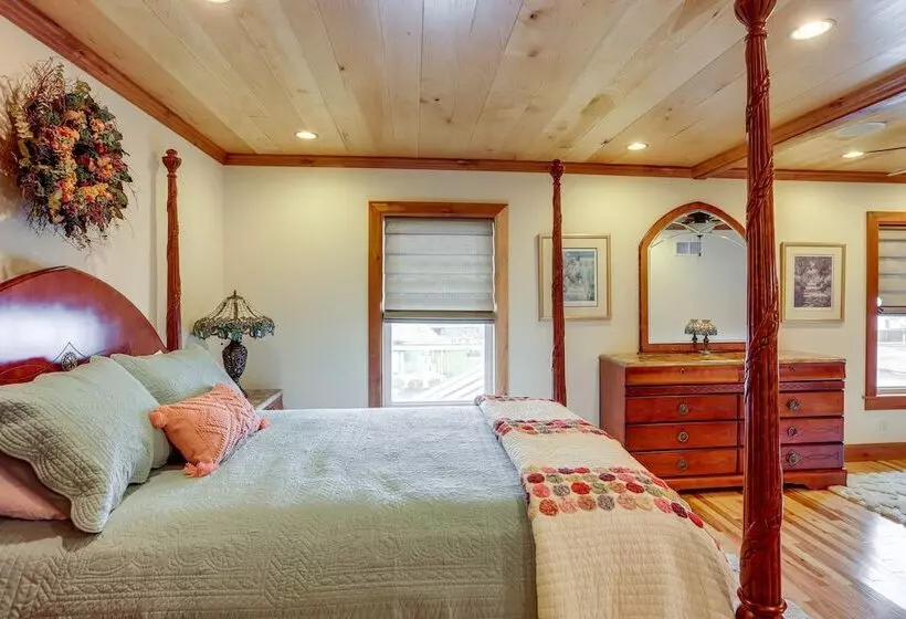 Warm & Cozy Mansfield Home: Deck, Gas Fire Table!