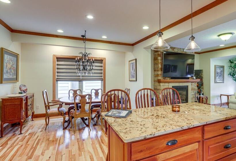 Warm & Cozy Mansfield Home: Deck, Gas Fire Table!