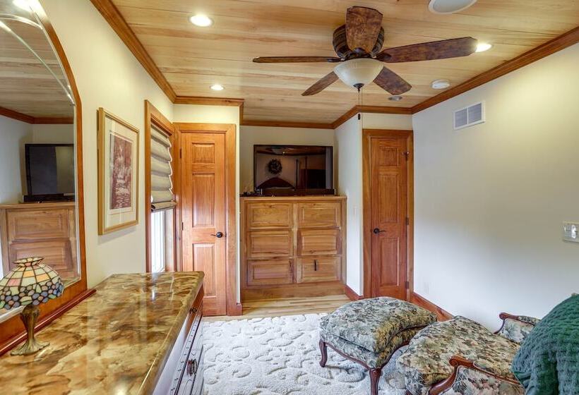 Warm & Cozy Mansfield Home: Deck, Gas Fire Table!