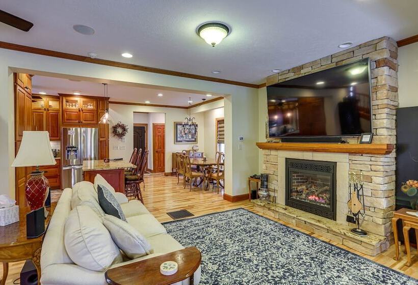 Warm & Cozy Mansfield Home: Deck, Gas Fire Table!