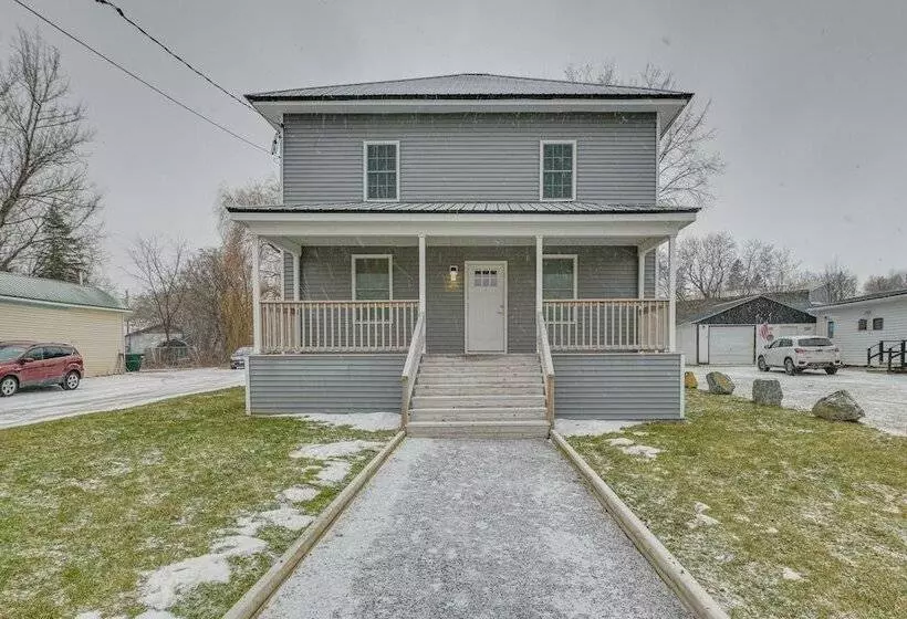 Bright & Modern Home: 2 Mi To Presque Isle Airport