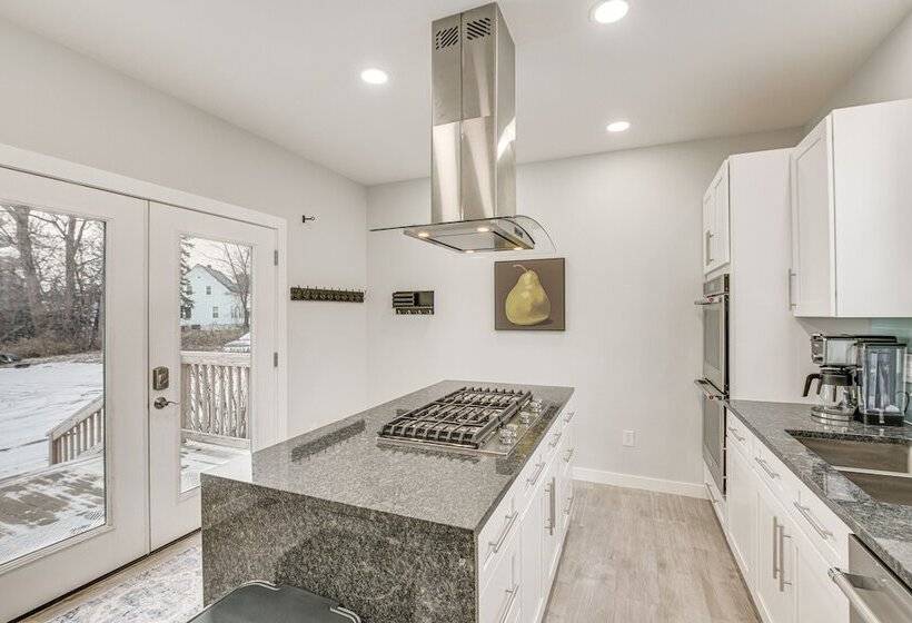 Bright & Modern Home: 2 Mi To Presque Isle Airport