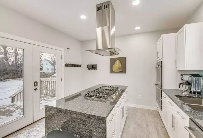 Bright & Modern Home: 2 Mi To Presque Isle Airport