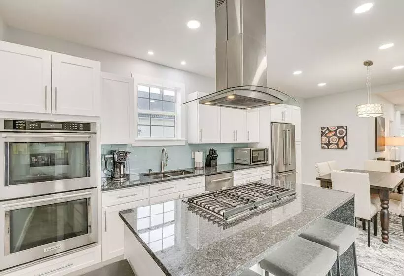Bright & Modern Home: 2 Mi To Presque Isle Airport