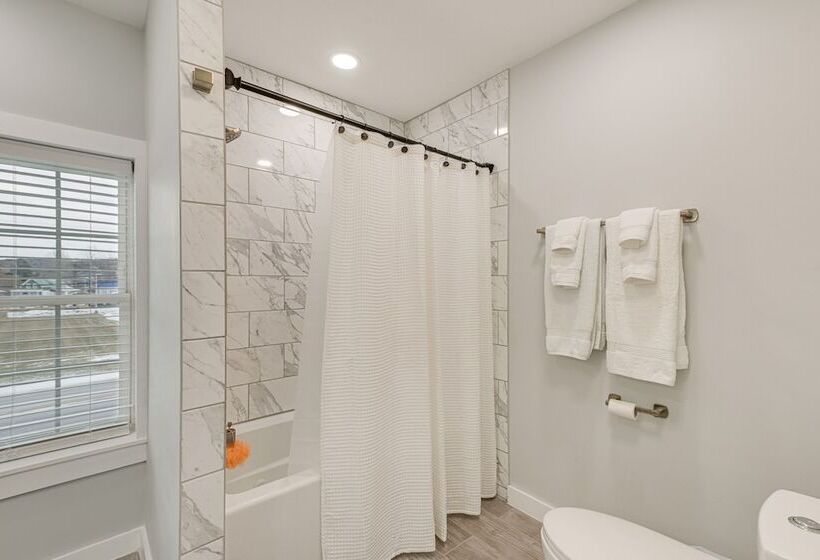 Bright & Modern Home: 2 Mi To Presque Isle Airport