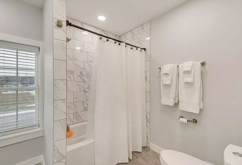 Bright & Modern Home: 2 Mi To Presque Isle Airport