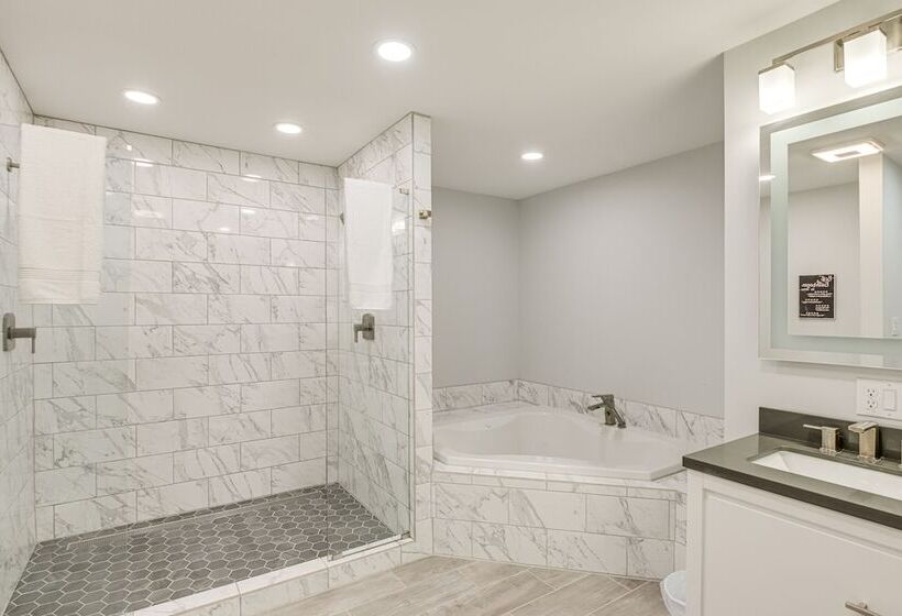 Bright & Modern Home: 2 Mi To Presque Isle Airport