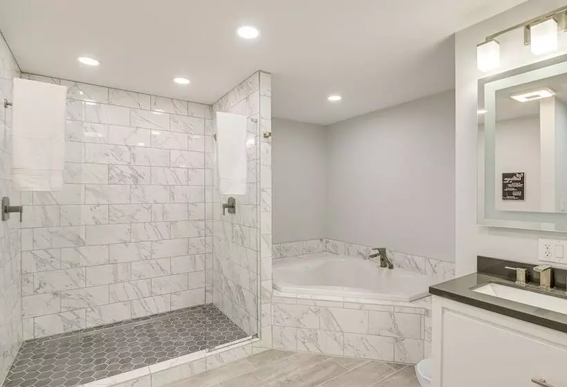 Bright & Modern Home: 2 Mi To Presque Isle Airport