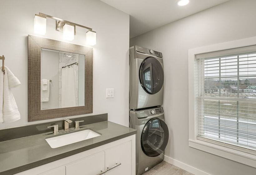 Bright & Modern Home: 2 Mi To Presque Isle Airport