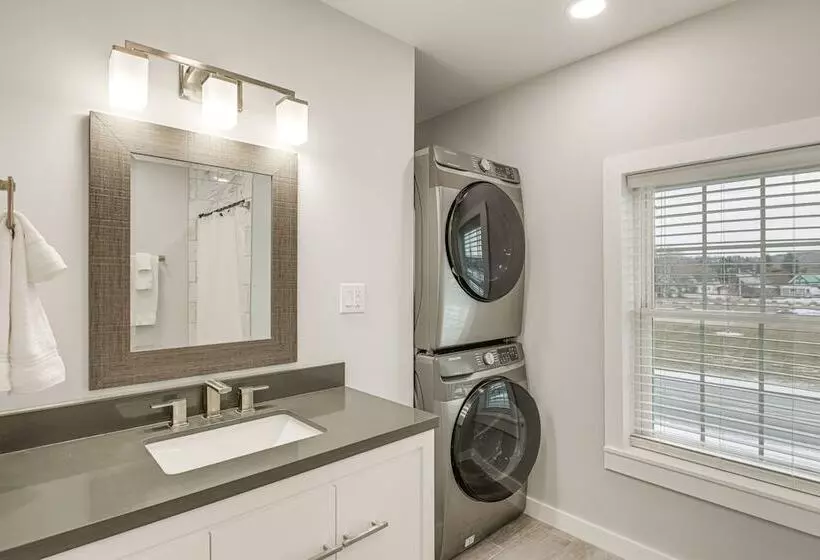 Bright & Modern Home: 2 Mi To Presque Isle Airport