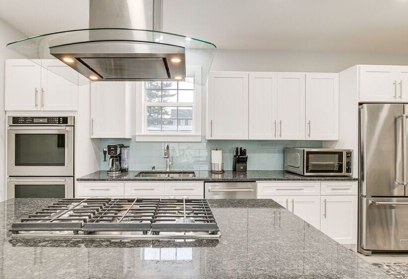 Bright & Modern Home: 2 Mi To Presque Isle Airport