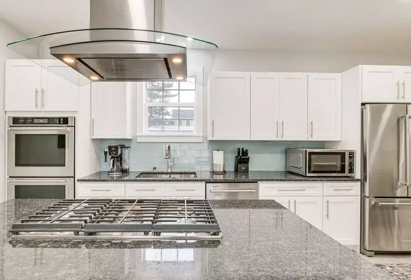 Bright & Modern Home: 2 Mi To Presque Isle Airport