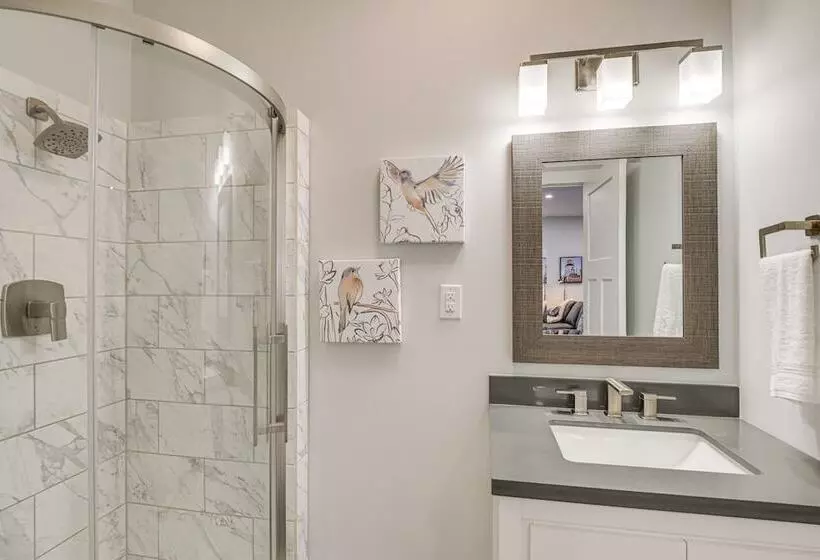 Bright & Modern Home: 2 Mi To Presque Isle Airport