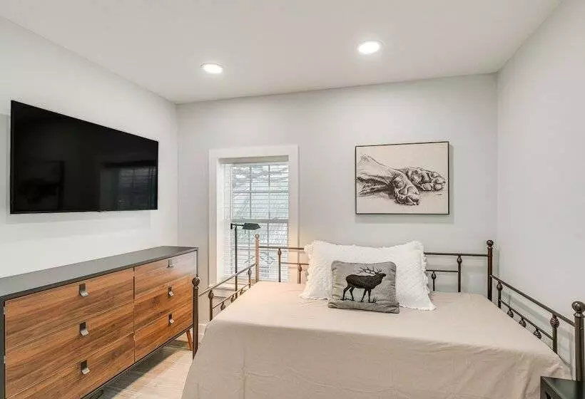 Bright & Modern Home: 2 Mi To Presque Isle Airport