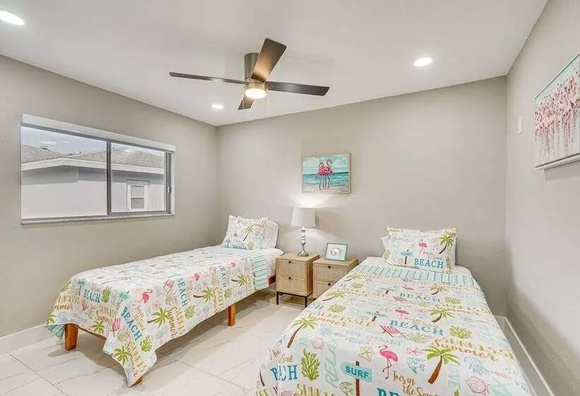 Canal Front Escape W/ Lanai & Pool In Cape Coral!
