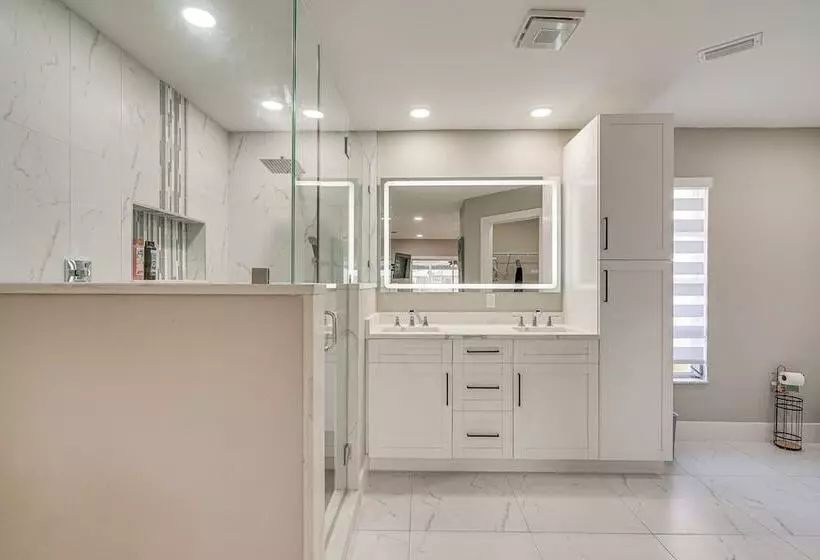 Canal Front Escape W/ Lanai & Pool In Cape Coral!