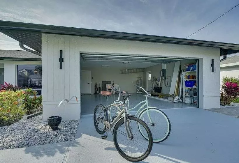 Canal Front Escape W/ Lanai & Pool In Cape Coral!