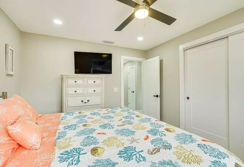 Canal Front Escape W/ Lanai & Pool In Cape Coral!