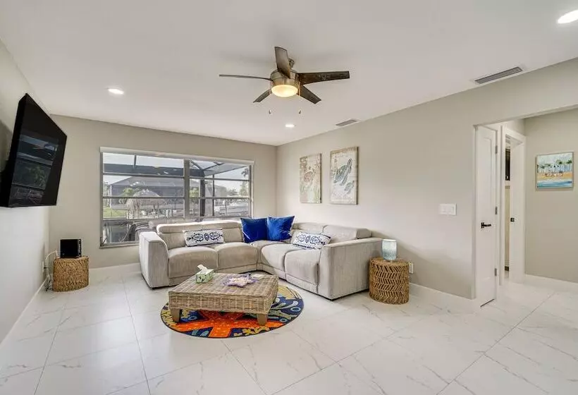 Canal Front Escape W/ Lanai & Pool In Cape Coral!
