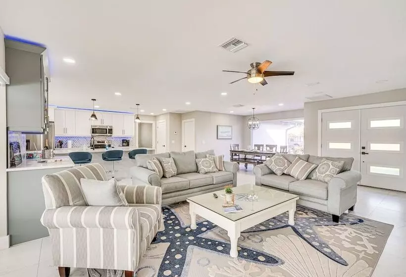 Canal Front Escape W/ Lanai & Pool In Cape Coral!