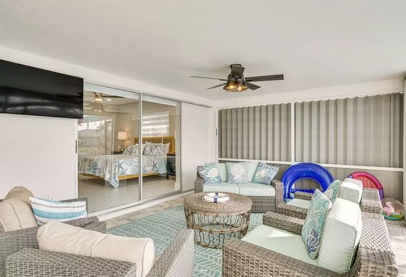 Canal Front Escape W/ Lanai & Pool In Cape Coral!