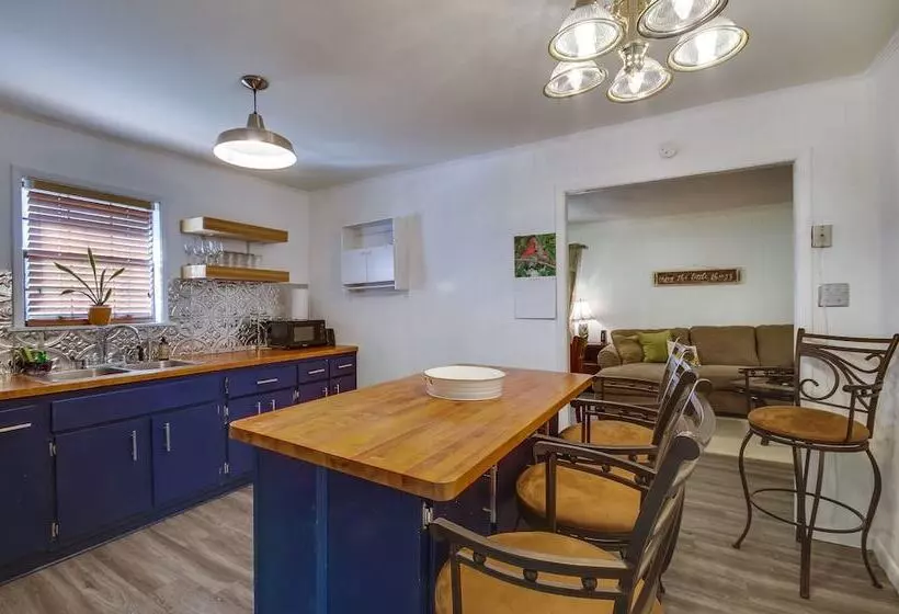 Charming Natchez Cottage W/ Sunroom!