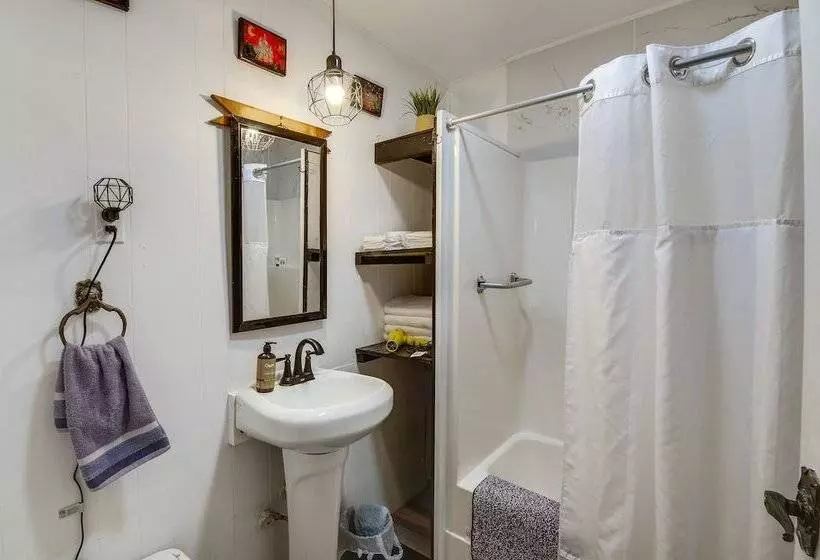 Charming Natchez Cottage W/ Sunroom!