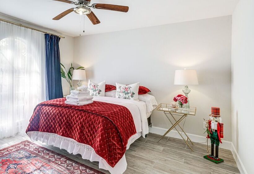 Chic Houston Home W/ Patio, Near Old Town Spring!